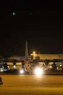 Voo militar com 39 passageiros, incluindo 24 portugueses, chega a Lisboa em fuga à guerra do Irão